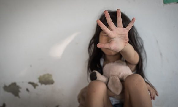 DHUNOI BARBARISHT VAJZËN 6-VJEÇE/ Gjykata e Tiranës lë në burg 27-vjeçarin nga Kamza