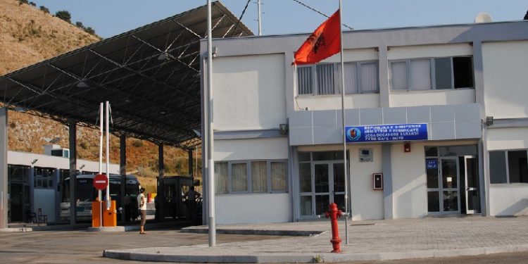 ARRESTOHET PËRGJEGJËSI DHE DOGANIERI/ Lejuan automjetin me mallra kontrabandë në kufi (EMRAT)