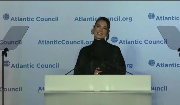 “QENDROJ PARA JUSH SI FËMIJË I…”/ Dua Lipa i kërkon publikisht Presidentes së KE liberalizimin e vizave për Kosovën