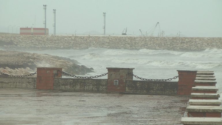 MOTI I KEQ/ Probleme në Portin e Durrësit, tragetet nisen me vonesë, apel për kujdes në lundrim