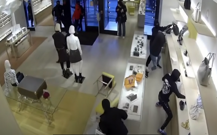 PUBLIKOHEN PAMJET/ Shpejtësi e rrëmujë, 14 persona grabisin në mënyrë rekord dyqanin e firmës së njohur (VIDEO)