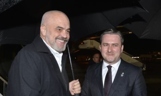DALIN FOTOT/ Ja kush e priti Ramën në aeroportin e Beogradit, sot darkë me Vuçiç (AXHENDA)