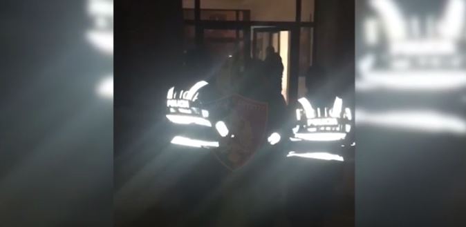 PAMJET NGA AKSIONI/ Pistoletë me fishekë në gojë në lokal, prangosen 2 të rinj në Elbasan