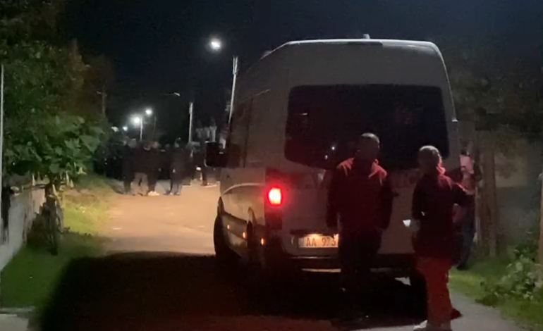 TRONDITËSE NË FIER! 38-vjeçari rrëmben fëmijën e fqinjit. I mituri gjendet i vdekur, i mbuluar me baltë