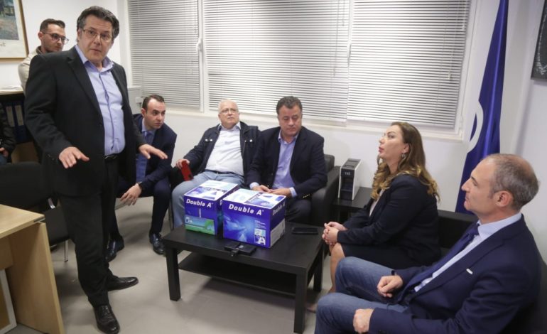 DALIN PAMJET/ Momenti kur mbështetësit e Berishës dorëzojnë 4200 firmat për thirrjen e Kuvendit