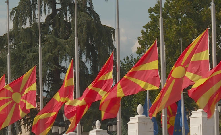 AKSIDENTI TRAGKJIK/ Flamujt në gjysmë shtizë, Maqedonia e Veriut shpall tre ditë zie