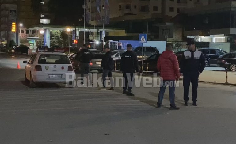 POLICIA BLINDON FIERIN/ Kontrollohen mjetet luksoze, 6 postoblloqe. Çfarë ndodhi në këtë qytet