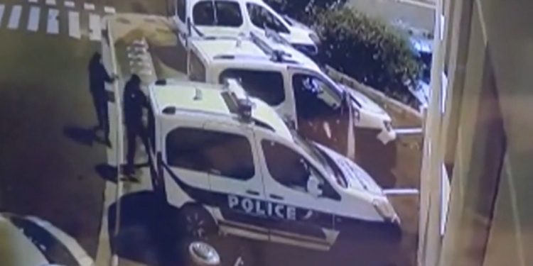 GODITET ME THIKË POLICI NË FRANCË/ Mediat: Autori e kreu sulmin në emër të Profetit Muhamed