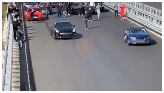 SKENA SI NË FILMA/ Bëjnë gara shpejtësie te “Mbikalimi i Patokut” dhe çojnë makinën në servis për ta çmontuar, por zbulohen nga policia