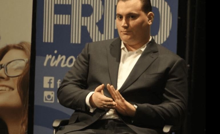 I BASHKOHET BERISHËS/ Djali i Sokol Olldashit fton të rinjtë në “Foltoren” e radhës në Lushnjë