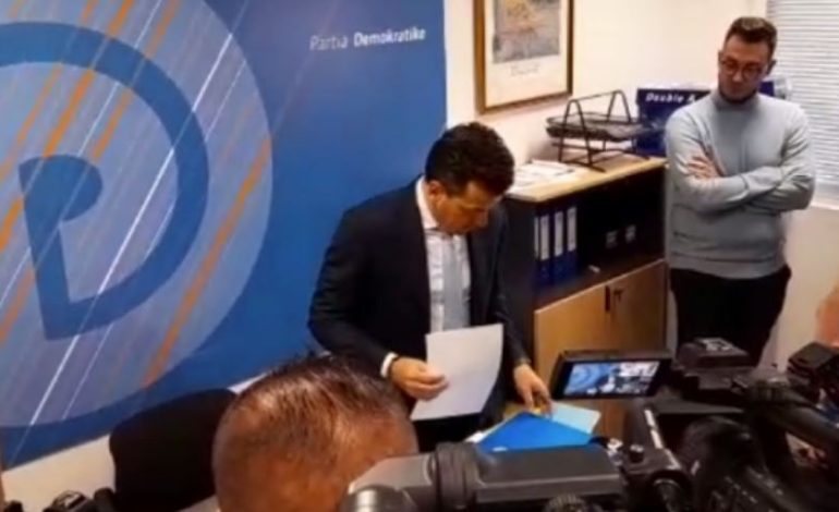 “MË DEL QË KE FIRMOSUR, E KONFIRMON?” Agron Shehaj nis verifikimin e firmave, telefonon një nga një delegatët e PD