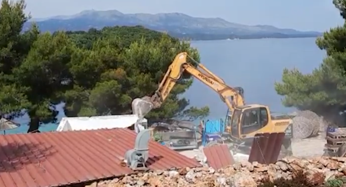 NDËRTUAN PA LEJE NË HIMARË/ Gjykata e Vlorës jep masat e arrestit për 11 persona