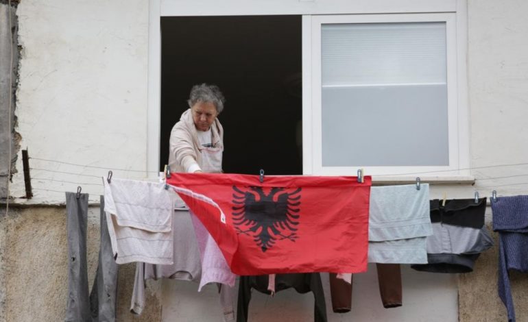 PAMJET/ Kryeqyteti nën “petkun” e flamurit, zbuloni FOTOT më të veçanta