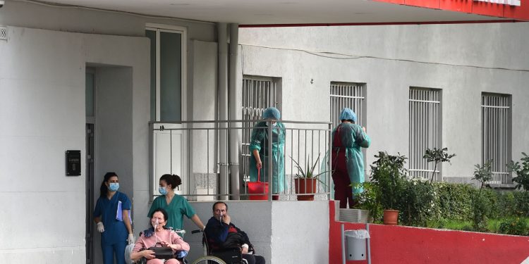 COVIDI/ 30 shtrime në ditë tek Infektivi, mjekja: Asnjë rast i shtruar nga riinfektimi