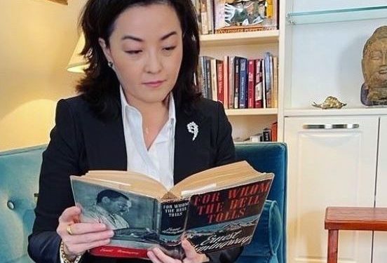 Mesazhi i Yuri Kim për Panairin e Librit me librin e Heminguejt: Por, për kë po bie kambana në Tiranë?