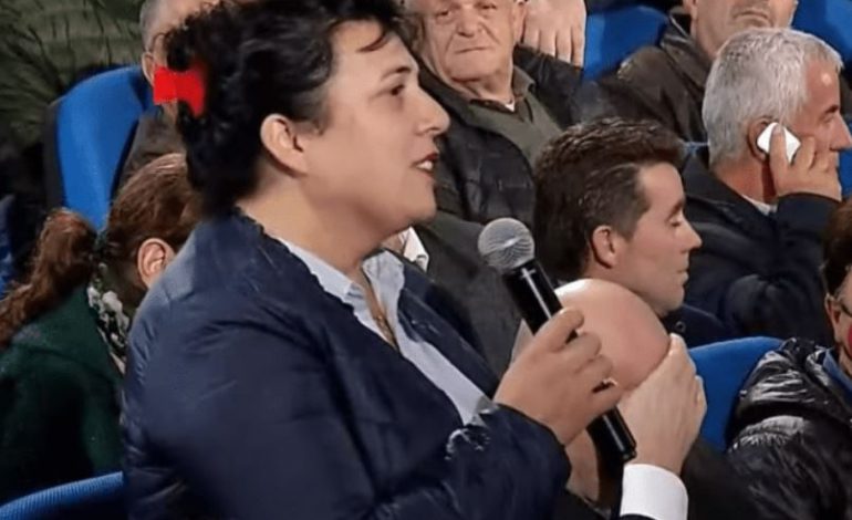 “FOLTORJA” NË KAMËZ/ Qytetarja çudit dhe Berishën: Të kam parë në ëndërr, sikur ju u rikthyet dhe morët…