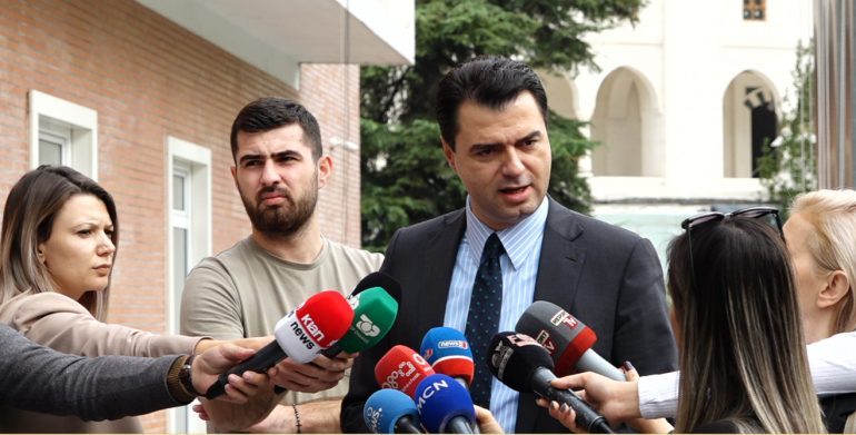 DORËZIMI I FIRMAVE NGA BERISHA/ Basha: Luan bllofin për hallet personale, bashkëpunoi me Ramën për puç në PD