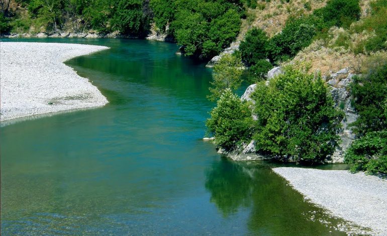 E RËNDË NË PËRMET/ Gjendet e pajetë një 67-vjeçare në lumin Vjosa