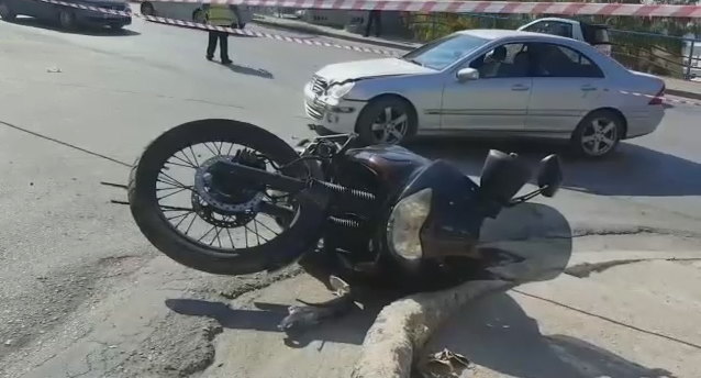 AKSIDENT NË KUÇOVË/ Makina përplaset me motoçikletën, dy të plagosur