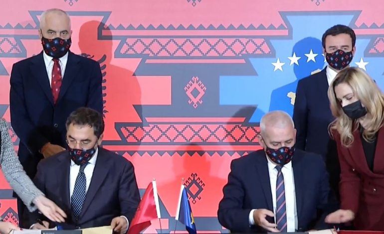 MBLEDHJA SHQIPËRI-KOSOVË/ Ministrat e dy qeverive nënshkruajnë marrëveshjet ndërqeveritare