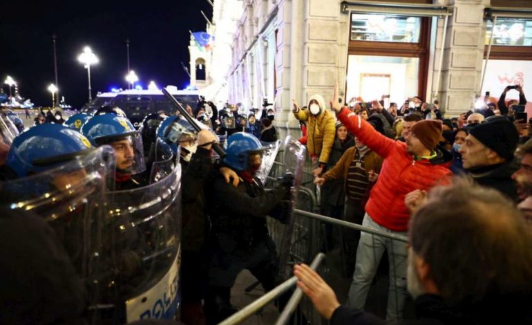 ITALI/ Vazhdojnë protestat kundër Green Pass. Mijëra demostrues mbushin rrugët e qyeteve