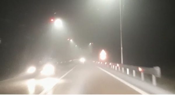 MJEGULL E DENDUR/ Probleme në aksin Fushë Krujë-Vorë, shikueshmëria vetëm pak metra (FOTO)