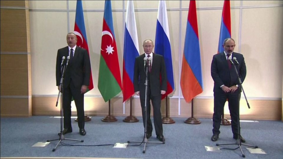 NUK IA DOLI GJITHË BOTA/ Putin ul në tryezë presidentët e Azerbajxhanit dhe Armenisë