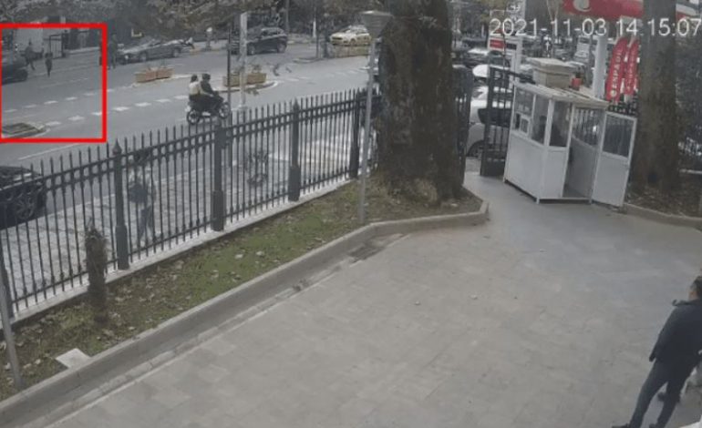 PAMJE TË RËNDA/ Momenti kur vajza përplaset nga “Benzi” me shpejtësi të ÇMENDUR në rrugën e “Kavajës”