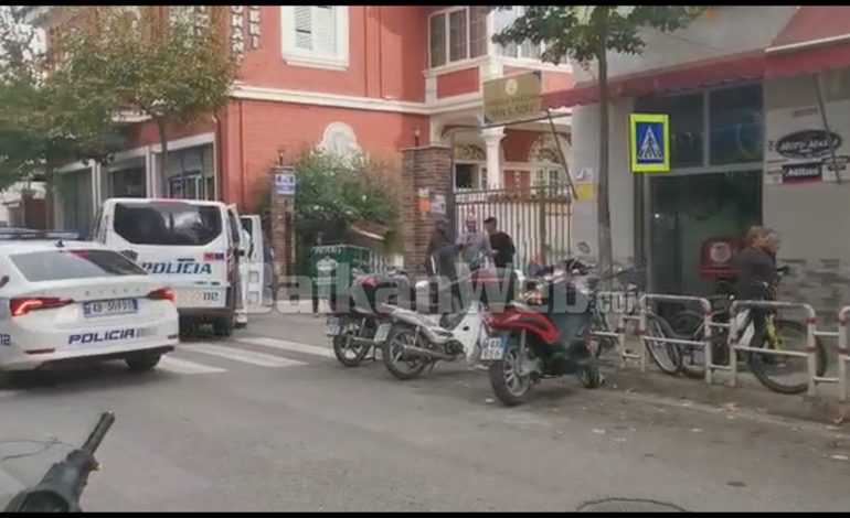 “MË ZURE RRUGËN”/ Policia sqaron sherrin pranë shkollës “Fan Noli”: Dy të plagosur me thikë në spital (VIDEO)