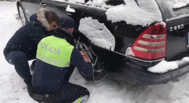 MOTI I KEQ/ ARRSH apel për shoferët: Policia nuk do ju lejojë të udhëtoni pa goma dimri dhe zinxhirë