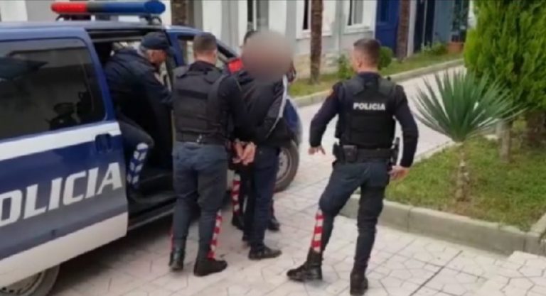 POLICIA E GRAMSHIT ZBRET NË TERREN/ Postblloqe në hyrje dhe dalje të qytetit. Një i arrestuar për…