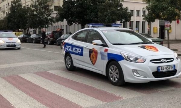 E RËNDË/ Efektivi i policisë në Durrës përplas me makinë një fëmijë 3-vjeç