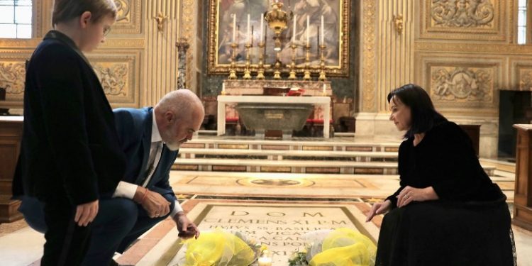 PAMJET/ Rama, i shoqëruar nga bashkëshortja dhe djali, vendos kurorë me lule te Papa Albani