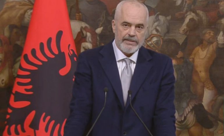 “ASNJË FARË RESPEKTI PËR SHQIPTARËT E MAQEDONISË”/ Rama i përgjigjet komentuesit: Respektin për ta e kam treguar me vepra jo me dokrra