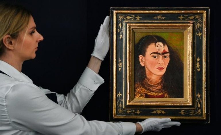 ARTI I IKONËS SË AUTOPORTRETEVE/ Piktura e artistes meksikane Frida Kahlo shitet për shifrën e “çmendur”