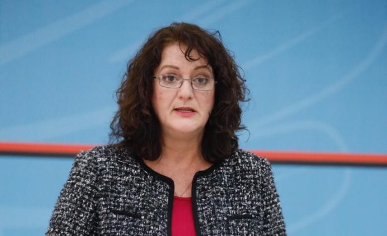 A DO TË KEMI SHTRËNGIM TË MASAVE ANTI-COVID? Drejtoresha e ISHP: Grumbullimet kanë shtuar infektimet