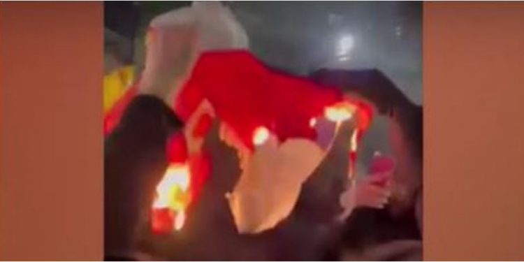 PAMJET/ “Shqipet” e Londrës djegin flamurin serb në “Festën e Pavarësisë”