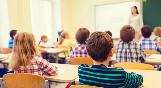 COVID “NUK KURSEHET” NË SHKOLLA/ Rezultuan pozitivë, izolohen 14 mësues në Fier