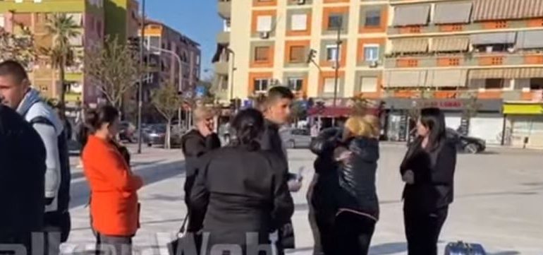 PREKËSE/ Nëna dhe babai puthin foton e Mateos, familjarët në shesh kërkojnë solidaritetin e qytetarëve për peticionin
