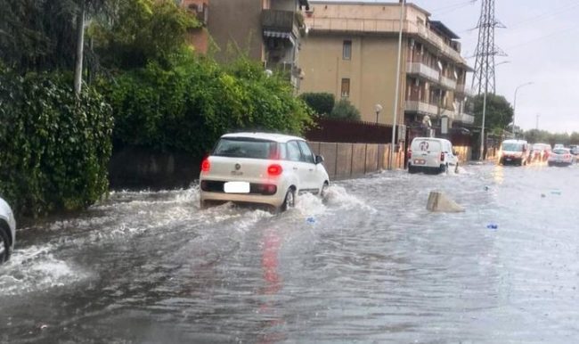 SHIRA TË DENDURA/ Italia përfshihet nga moti i keq, mbyllen sërish shkollat dhe lokalet