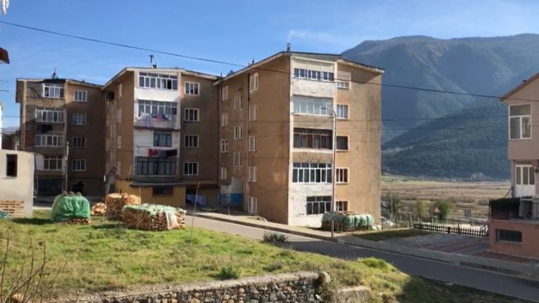 NË 12 ORË 5 LËKUNDJE TËRMETI NË BULQIZË/ Nënprefekti: S’do lejohet që banorët të futen në pallatin që rrezikon shembje