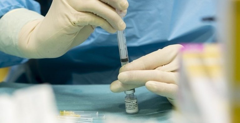 COVID-19/ Efikasiteti i vaksinimit ndaj shtrimeve në spital dhe vdekjeve mbetet i lartë