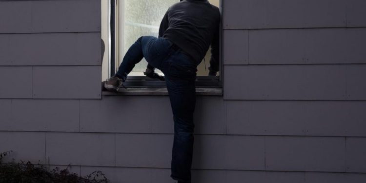 NJË PERSON I ARMATOSUR FUTET NË OBORRIN E BANESËS, POR…/ Policia rrethon fshatin në Tiranë për të kapur hajdutin