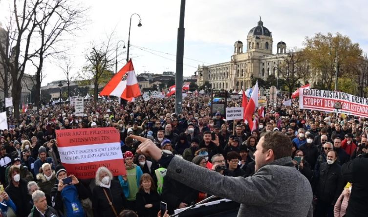 AUSTRIA NË IZOLIM KOMBËTAR/ Mijëra qytetarë në protestë kundër mbylljes dhe vaksinimit të detyruar