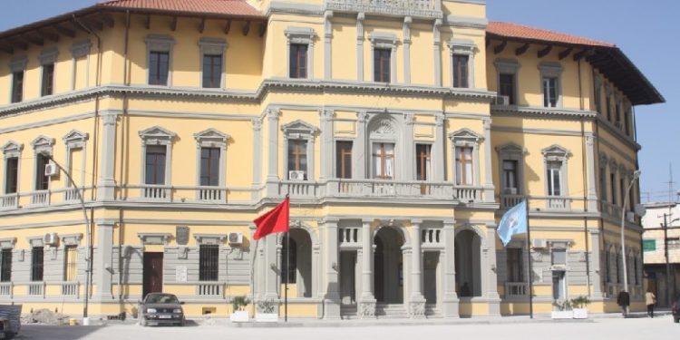 AKUZAT/ Arrestohet shefi i urbanistikës dhe specialisti në Bashkinë e Vlorës (EMRAT)