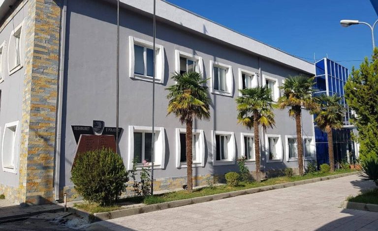 GRABITJE ME THIKË DHE SHERR ME SENDE TË FORTA/ Arestohen dy persona, Policia e Vlorës jep detajet