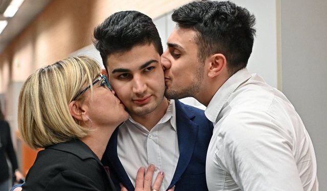 HISTORIA/ Vrau të atin me thikë, që të mbronte të ëmën. Gjykata e shpall të pafajshëm 20 vjeçarin