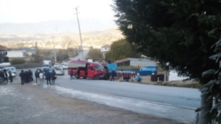 AKSIDENT NË AKSIN LIBRAZHD-QAFË THANË/ Kamioni përplaset me autobusin, plagosen 2 pasagjerë