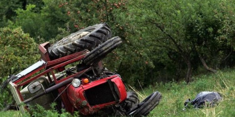 TRAGJIKE/ Humbet drejtimin e zetorit dhe del nga rruga, vdes 56-vjeçari në Mirditë