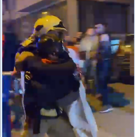 ZJARR NË NJË APARTAMENT NË FRESK/ Ja momenti kur zjarrfikësit shpëtojnë fëmijën nga flakët (VIDEO)